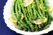 asparagus-on-plate-with-lemon-sllices